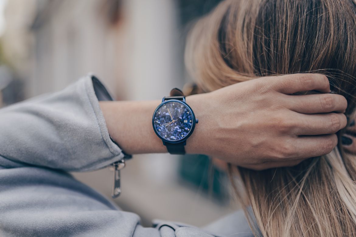 Zegarki w kolorze midnight blue. Dowiedz się, w jakich stylizacjach się sprawdzą!